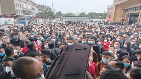 Sáng 8/1, hơn 1.000 người Trung Quốc làm thủ tục xuất cảnh tại Cửa khẩu Quốc tế Móng Cái