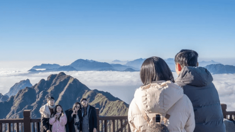 Du khách tấp nập 'săn mây' trên đỉnh Fansipan