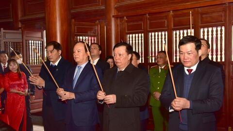 Bí thư Thành ủy Đinh Tiến Dũng dự lễ khai bút, sản xuất các làng nghề truyền thống