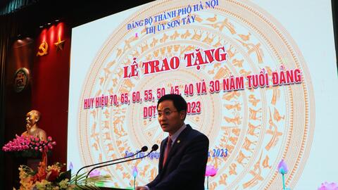 Đảng bộ thị xã Sơn Tây trao Huy hiệu Đảng cho 163 đảng viên