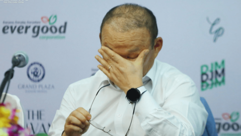 HLV Park Hang Seo rưng rưng nước mắt, cúi chào cảm ơn người hâm mộ Việt Nam