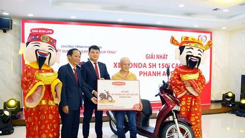 Dai-ichi Life Việt Nam trao giải cho khách hàng trúng thưởng khuyến mại