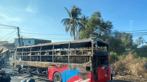 Xe giường nằm chở hơn 20 khách bốc cháy ngùn ngụt ở TP Biên Hòa