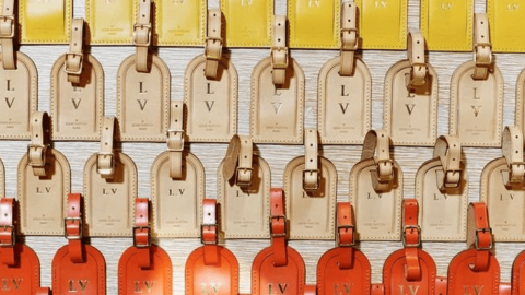 Louis Vuitton và công thức thống trị thế giới xa xỉ: Bán 'di sản', sản xuất hạn chế khiến khách hàng bất chấp mua dù giá 'trên trời'