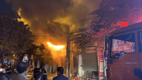 Cháy ngùn ngụt ở Phú Lương, Hà Đông