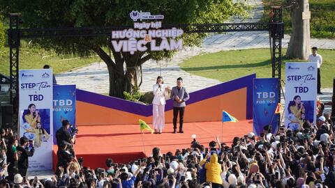 Gần 2.000 học sinh tham gia ngày hội hướng nghiệp và việc làm