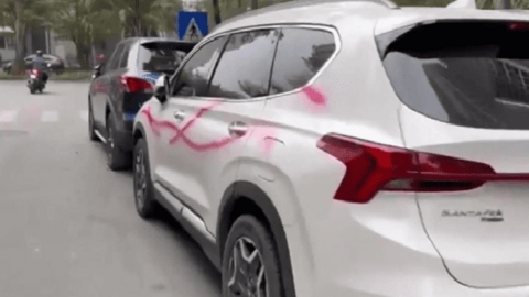 Công an điều tra vụ hàng loạt ô tô bị xịt sơn ở Hà Nội