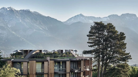 Nhịn ăn, tắm dưới sông băng: Xu hướng du lịch 'gây sốt' của giới nhà giàu