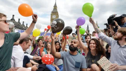 Sau Hà Lan, thêm 1 quốc gia sắp sửa cấm người dân động đến "khí cười"