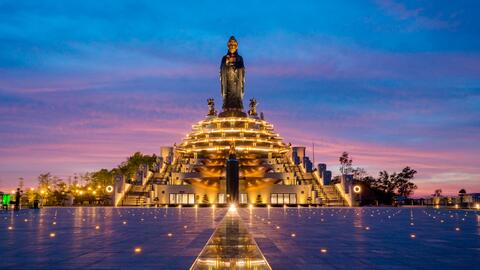 Giảm sâu giá vé cáp treo buổi tối, đêm huyền diệu trên núi Bà Đen khiến du khách thích thú