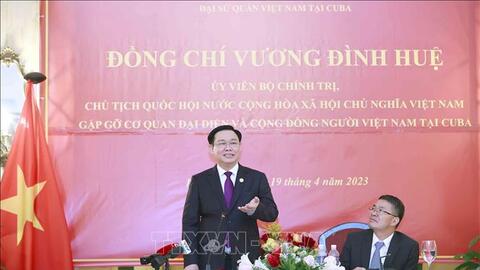 Chủ tịch Quốc hội Vương Đình Huệ gặp mặt đại diện cộng đồng người Việt Nam tại Cuba