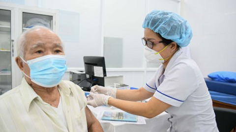 Ca COVID-19 tăng, một số địa phương tiêm vắc xin xuyên nghỉ lễ 30/4