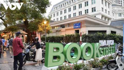 Người dân nườm nượp đổ về phố sách Hà Nội trong kỳ nghỉ lễ