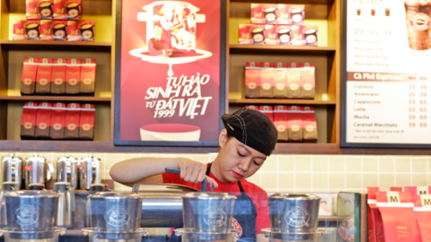 Trong khi Highlands Coffee đạt doanh thu kỷ lục 3.700 tỷ, "người anh em" Phở 24 mới bị Jollibee bán lại cho cha đẻ