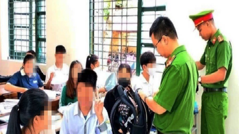 Huy động 3.000 cảnh sát tổng kiểm tra, phát hiện cả trăm dao, kéo học sinh mang tới trường