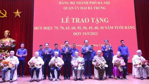 Phó Bí thư Thành ủy Nguyễn Ngọc Tuấn trao tặng Huy hiệu Đảng tại quận Hai Bà Trưng