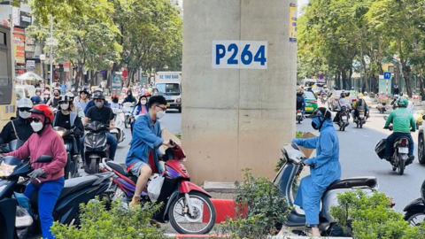 Cầu Giấy (Hà Nội): Xe máy ngang nhiên “lấn chiếm” lối qua đường của người đi bộ