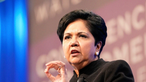 "Nữ tướng” của thương hiệu đồ uống nổi tiếng: Từ cô gái nhập cư đến CEO tài tình