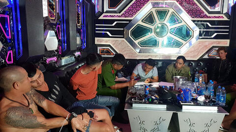 Đột kích phòng VIP của quán karaoke có 4 nam, 3 nữ bên trong