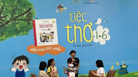 Độc giả hào hứng với "Tiệc thơ 1/6" tại Phố Sách Hà Nội