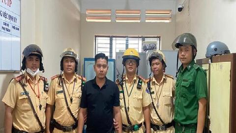 CSGT TP HCM phát hiện điều bất ngờ từ một ôtô hết hạn đăng kiểm