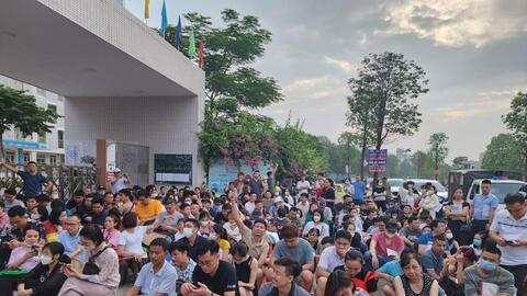 Phụ huynh Hà Nội trắng đêm xếp hàng mua hồ sơ cho con vào lớp 1