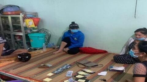 Vĩnh Long: Bắt nhóm 'quý bà' đánh bạc