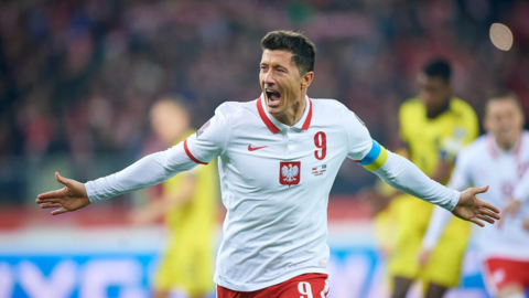 10 cầu thủ ghi nhiều bàn nhất cho tuyển quốc gia: Ronaldo dẫn đầu, bỏ xa Messi