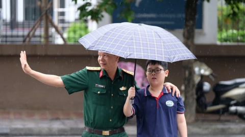 Hàng nghìn thí sinh 'đội mưa' dự thi tuyển lớp 6 Trường THPT Chuyên Hà Nội Amsterdam