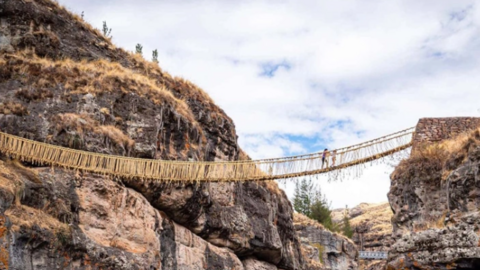 Cầu treo tết thủ công từ cỏ của người Peru thách thức sự gan dạ của du khách