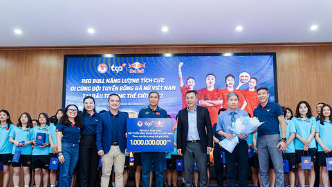 Một doanh nghiệp tặng đội tuyển nữ Việt Nam 36 chỉ vàng khắc tên riêng trước thềm World Cup 2023