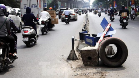 Dải phân cách cứng trên đường Nguyễn Trãi có cũng như không, nhiều ý kiến đề nghị tháo bỏ