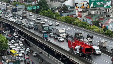 Truy tìm và xử lý nghiêm xe ô tô đi ngược chiều trên đường Vành đai 3