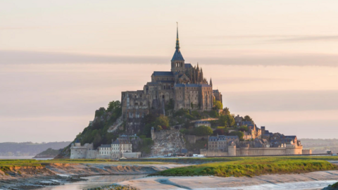 Độc đáo tòa thành 1.000 tuổi mọc lên giữa lòng biển, chỉ 1km2 có tới 5000 du khách tới tham quan