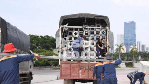 Cận cảnh công tác chuẩn bị concert BLACKPINK trên sân Mỹ Đình, ekip thi công người Thái trực tiếp giám sát
