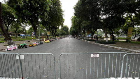 Hà Nội "ngăn" cả tuyến phố chỉ để làm dịch vụ cho thuê trò chơi xe điện?