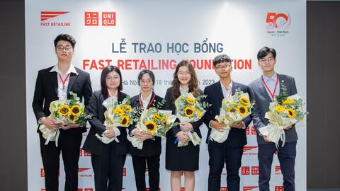 Quỹ Fast Retailing trao tặng 6 suất học bổng bậc cử nhân cho du học sinh Việt Nam