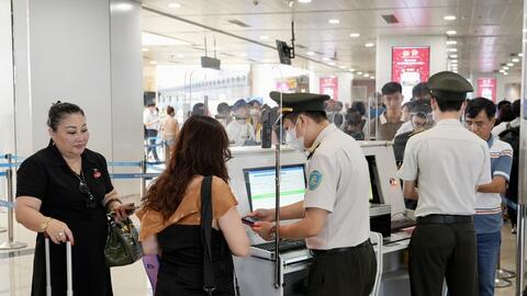 Khó khăn khi hành khách đi máy bay dùng VNeID thay thế giấy tờ tùy thân