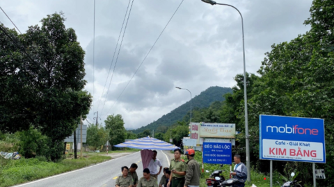 Người dân kẹt lại dưới chân đèo Bảo Lộc nhiều giờ, chờ đợi thông xe