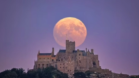 Hy hữu hai siêu trăng cùng xuất hiện trong tháng 8