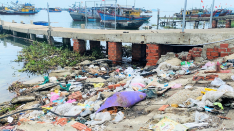 Rác thải bủa vây cảng cá An Lương ở Quảng Nam