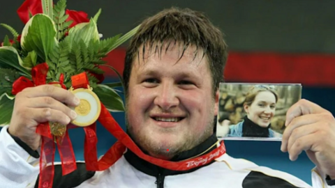 Rơi nước mắt chuyện VĐV cử tạ giành HCV Olympic tặng người vợ quá cố