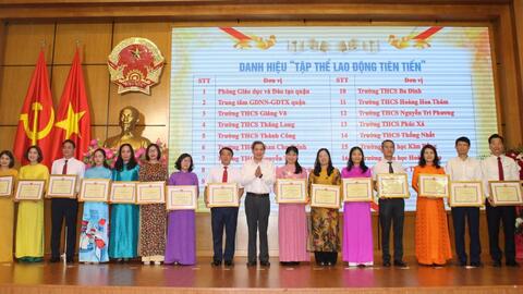 Trường THCS Nguyễn Trãi vinh dự nhận danh hiệu “Tập thể lao động xuất sắc”