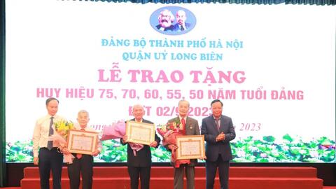 495 đảng viên quận Long Biên được trao tặng Huy hiệu Đảng