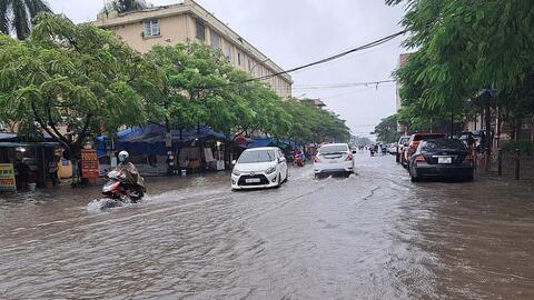 Nhiều tuyến phố úng ngập, tắc đường cục bộ sau cơn mưa lớn kéo dài