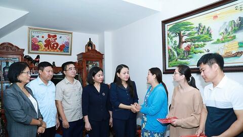 Lãnh đạo TP Hà Nội thăm hỏi, trao quà hỗ trợ nạn nhân vụ cháy tại phường Khương Đình