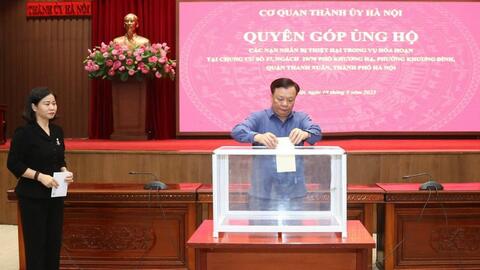 Cơ quan Thành ủy Hà Nội quyên góp ủng hộ nạn nhân vụ cháy chung cư mini