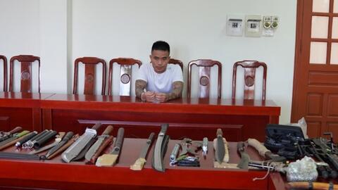 'Ông trùm' cho vay nặng lãi sắm cả 'kho vũ khí', ném chất bẩn vào nhà con nợ