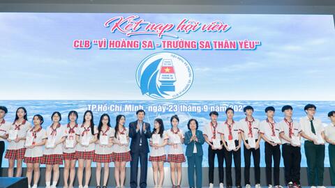 Ông Johnathan Hạnh Nguyễn, Tiên Nguyễn trao học bổng dự án “Ươm mầm tương lai”