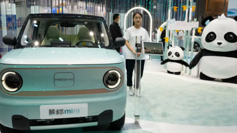 Người trẻ chuộng thuê xe điện đi du lịch ở Trung Quốc